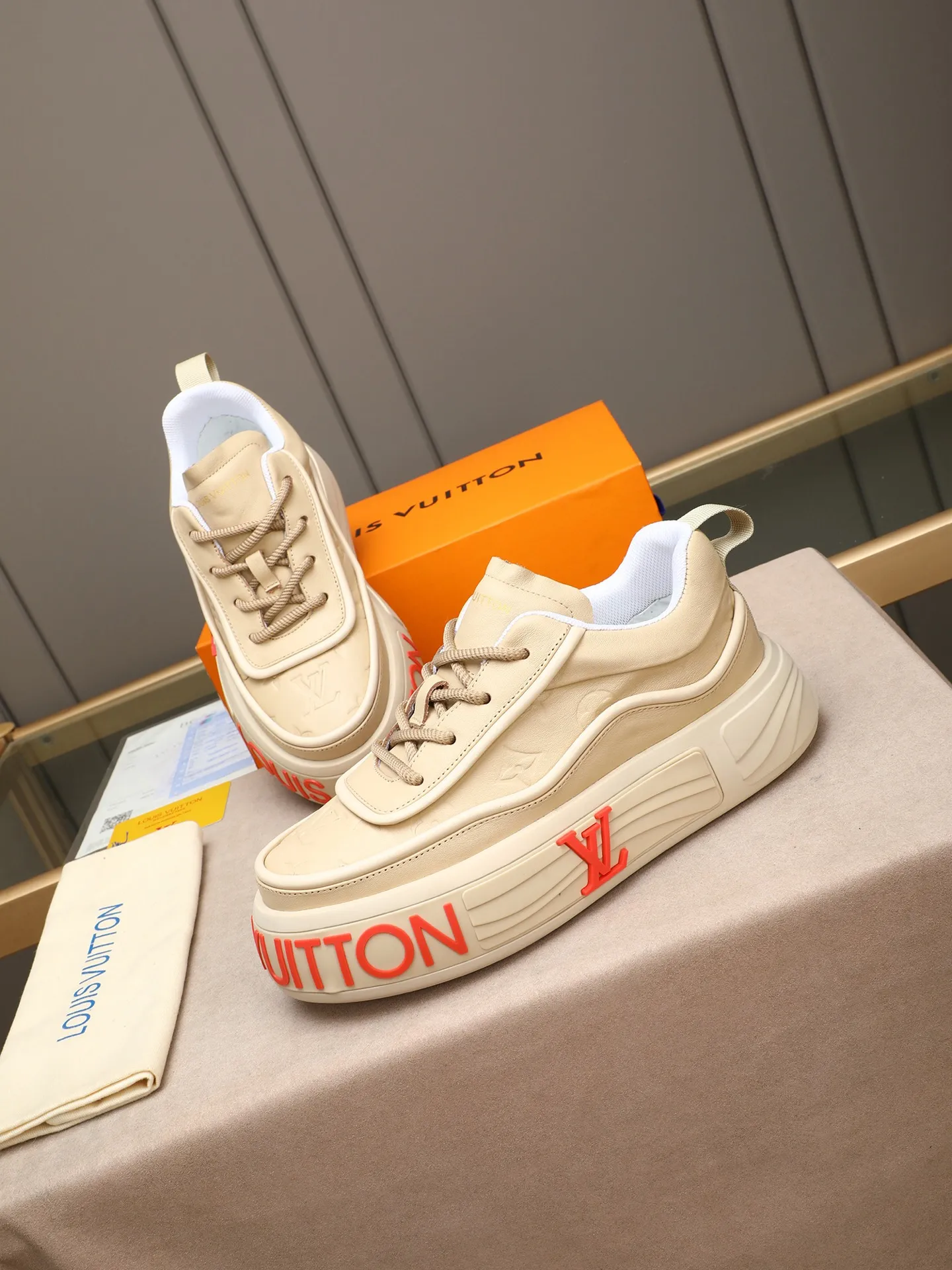 Men's men's shoes 💰560 LV are fashionable and fashionable, and the uppers are made of imported cowhide embossing! Super trendy design! It’s eye-catching! The leather is soft, delicate, shiny and translucent, showing the ultimate in pure handcraftsmanship, and the mesh is soft, comfortable and breathable! Size: 39-44 (38 45 customized)